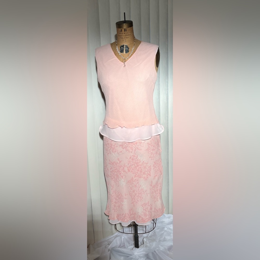 A sleeveless, silk, summer set perfect for summer brunch.